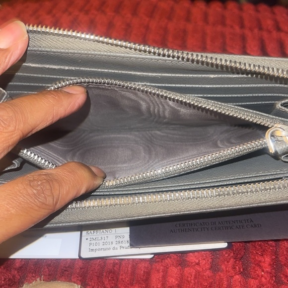 Prada Saffiano wallet with COA - Picture 8 of 10